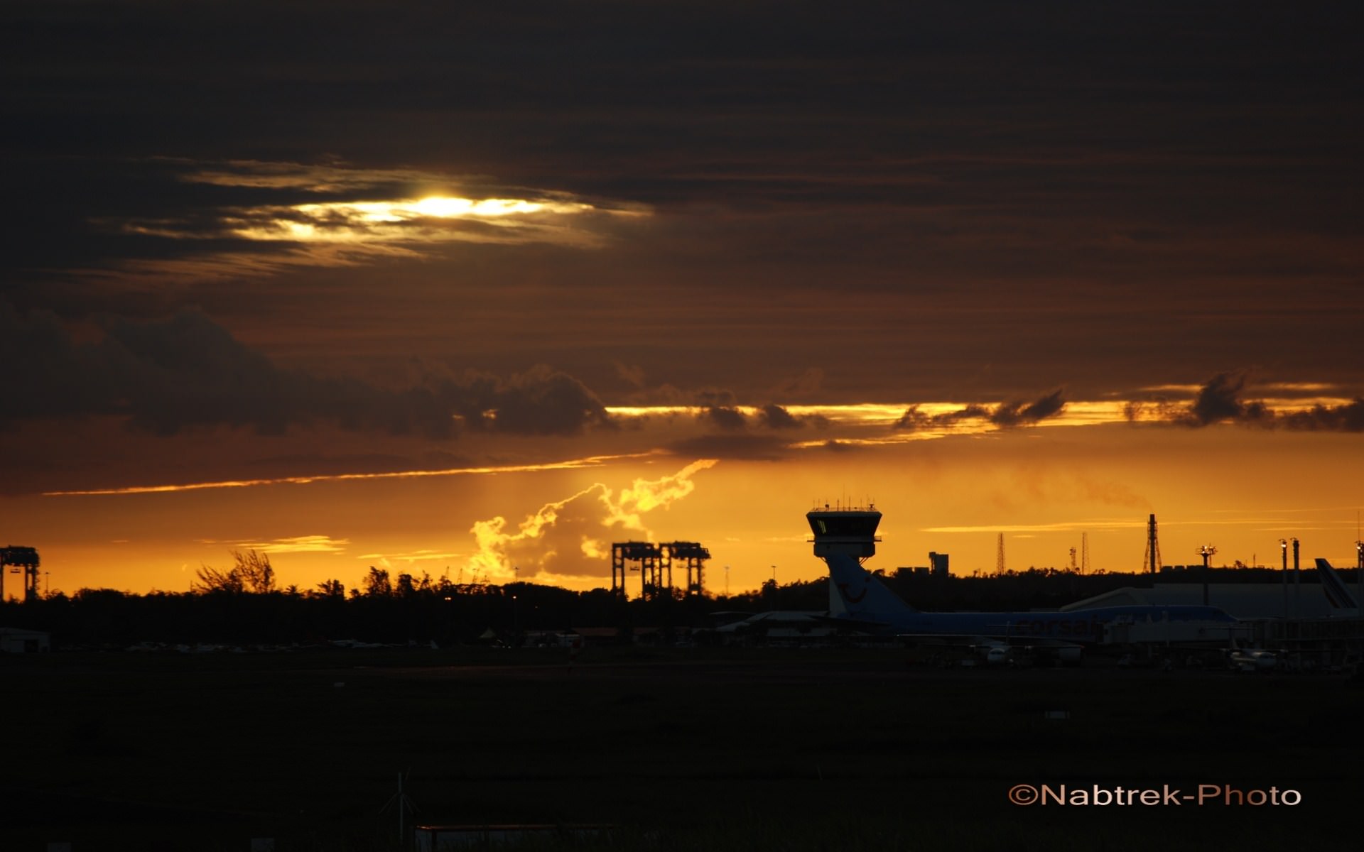 Ciel et Nuages Coucher Soleil sur l'aeroport Fort de France