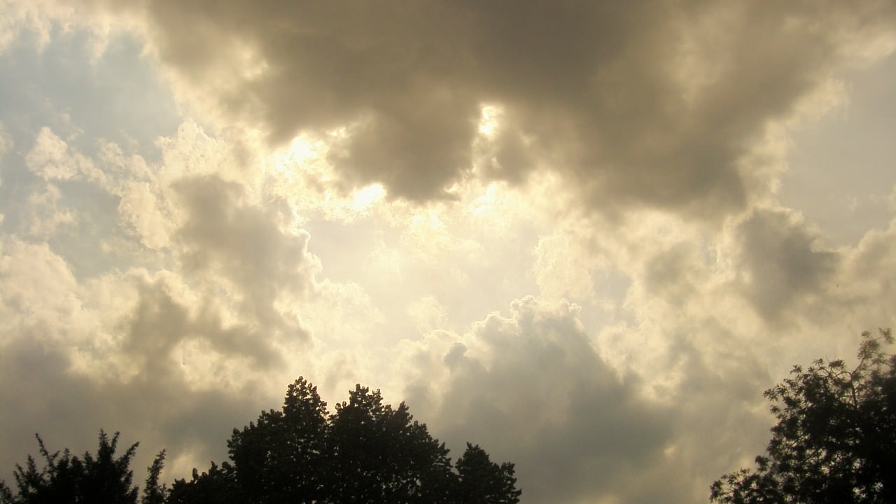 Ciel et Nuages les nuages discutent avec le ciel