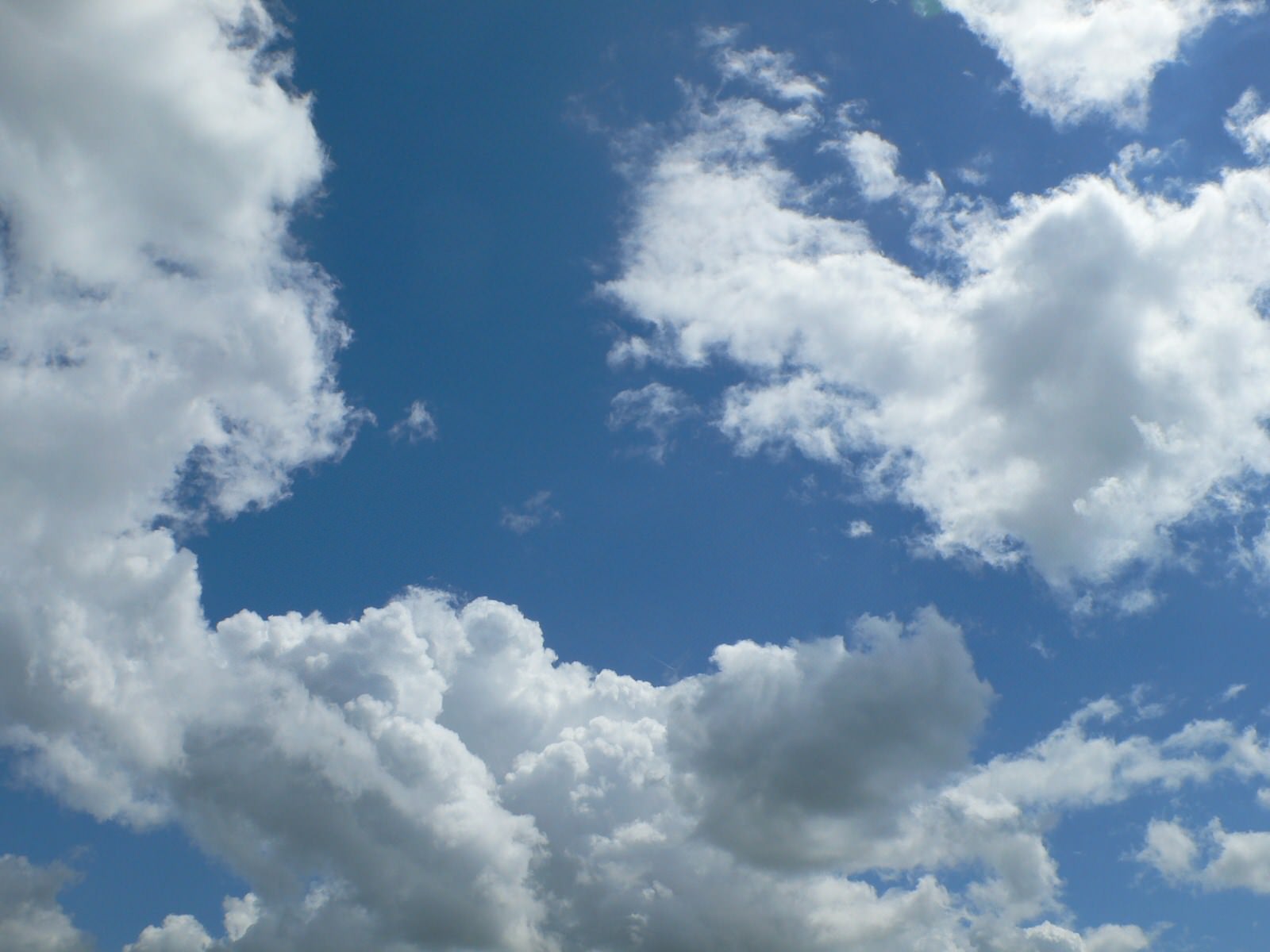 Ciel et Nuages Nuages enchanteurs dans un ciel azuré