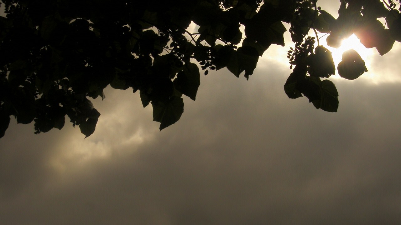 Ciel et Nuages une lumière dans la pénombre