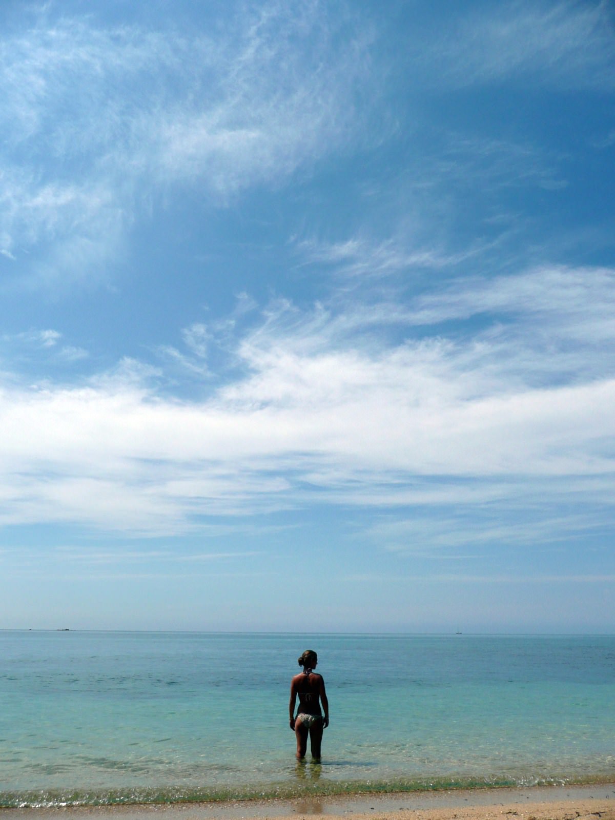 Mers et Oceans Une plage, une fille.