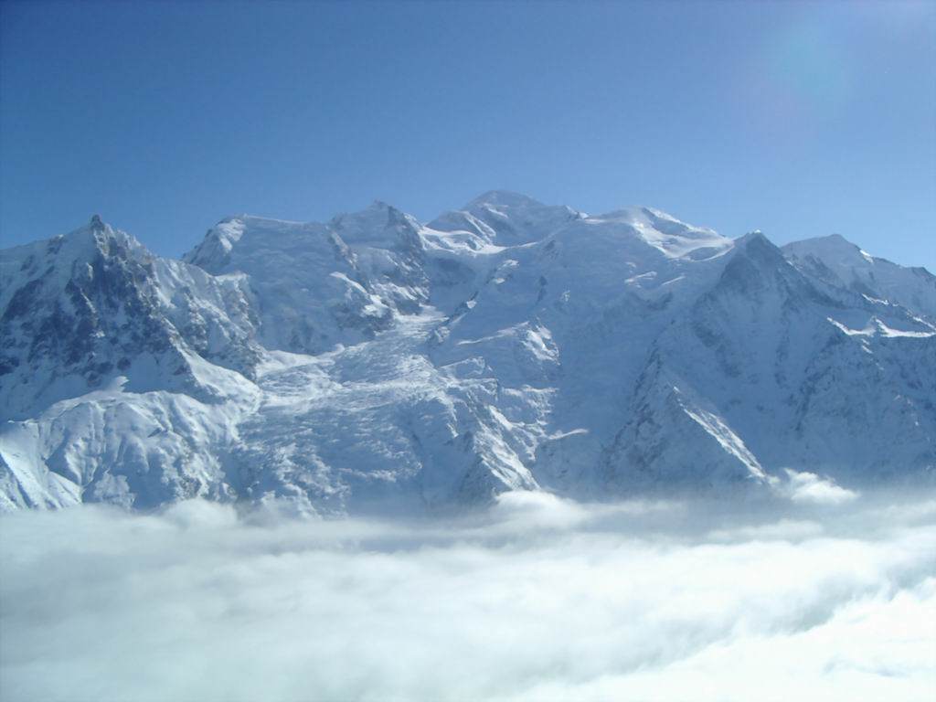 Montagnes le mont blanc sur les nuages