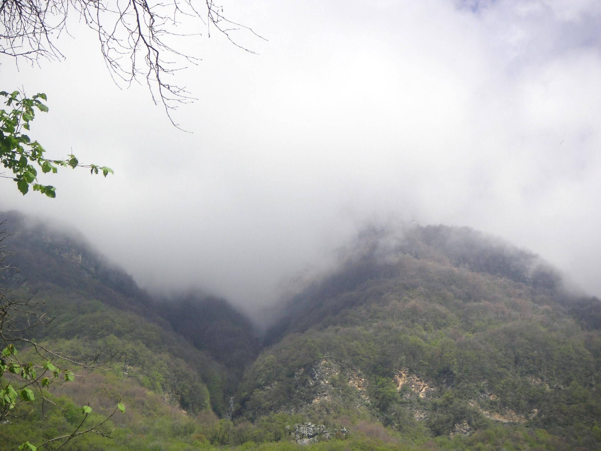 Montagnes montagne dans les nuages