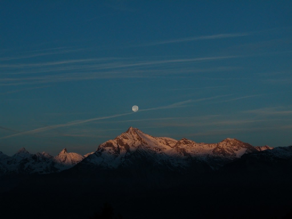 Montagnes Tôt le matin à Nax