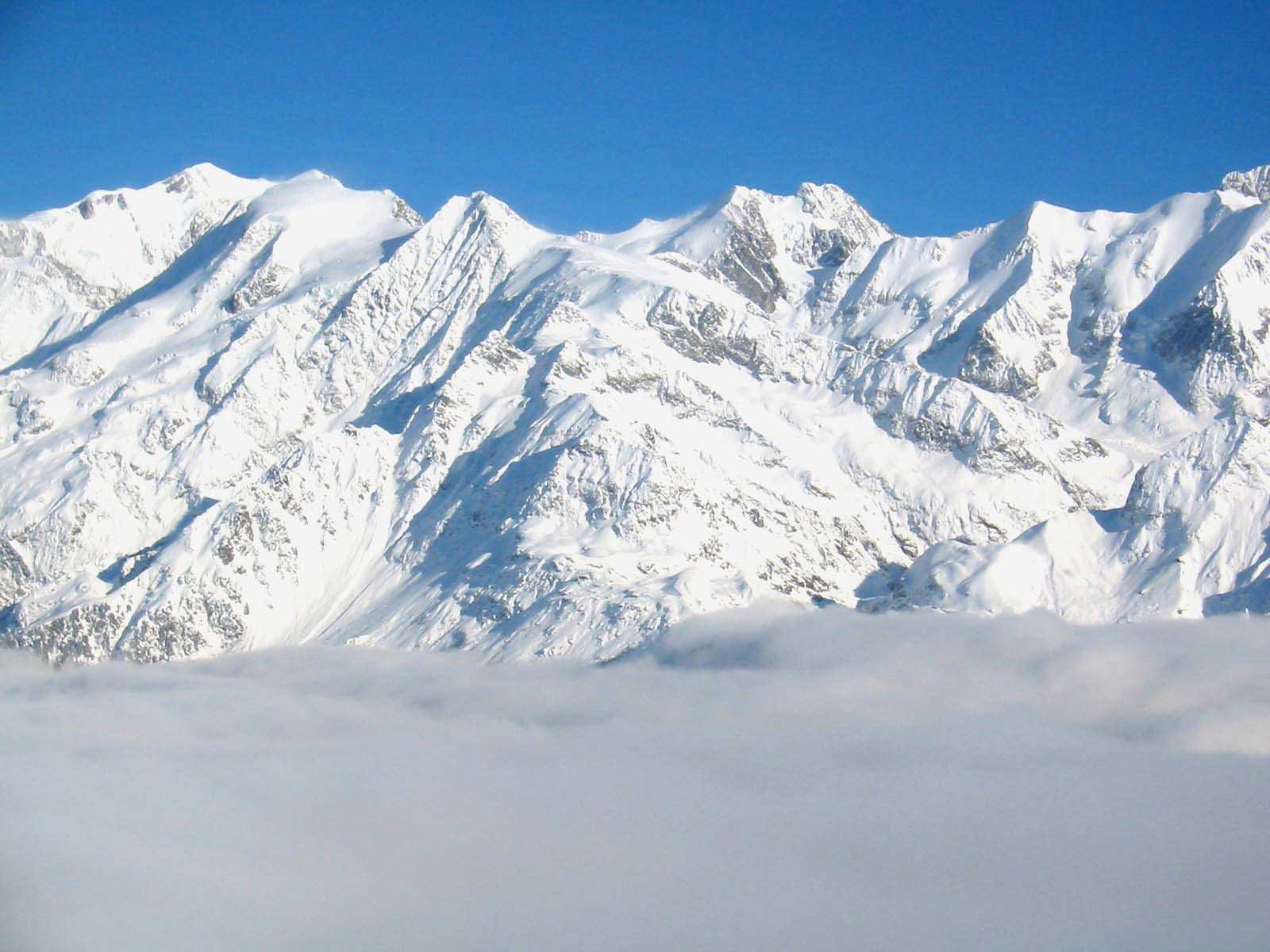 Montagnes  Mont Blanc Magestueux