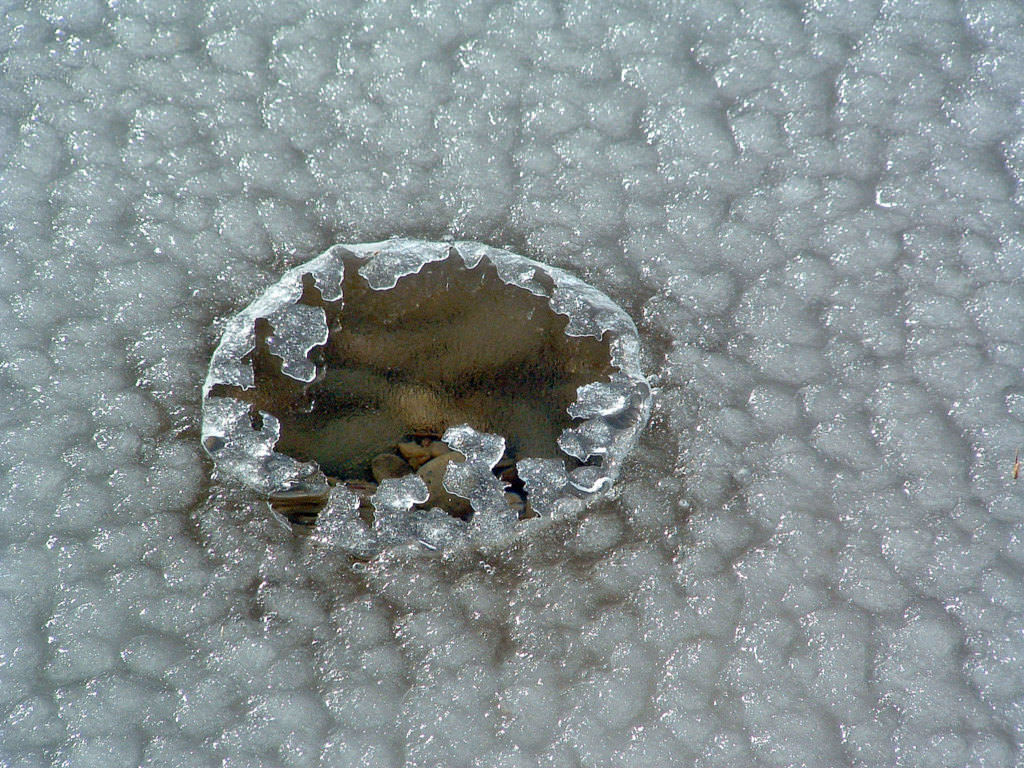 Saison hivernale Trouée dans la glace...