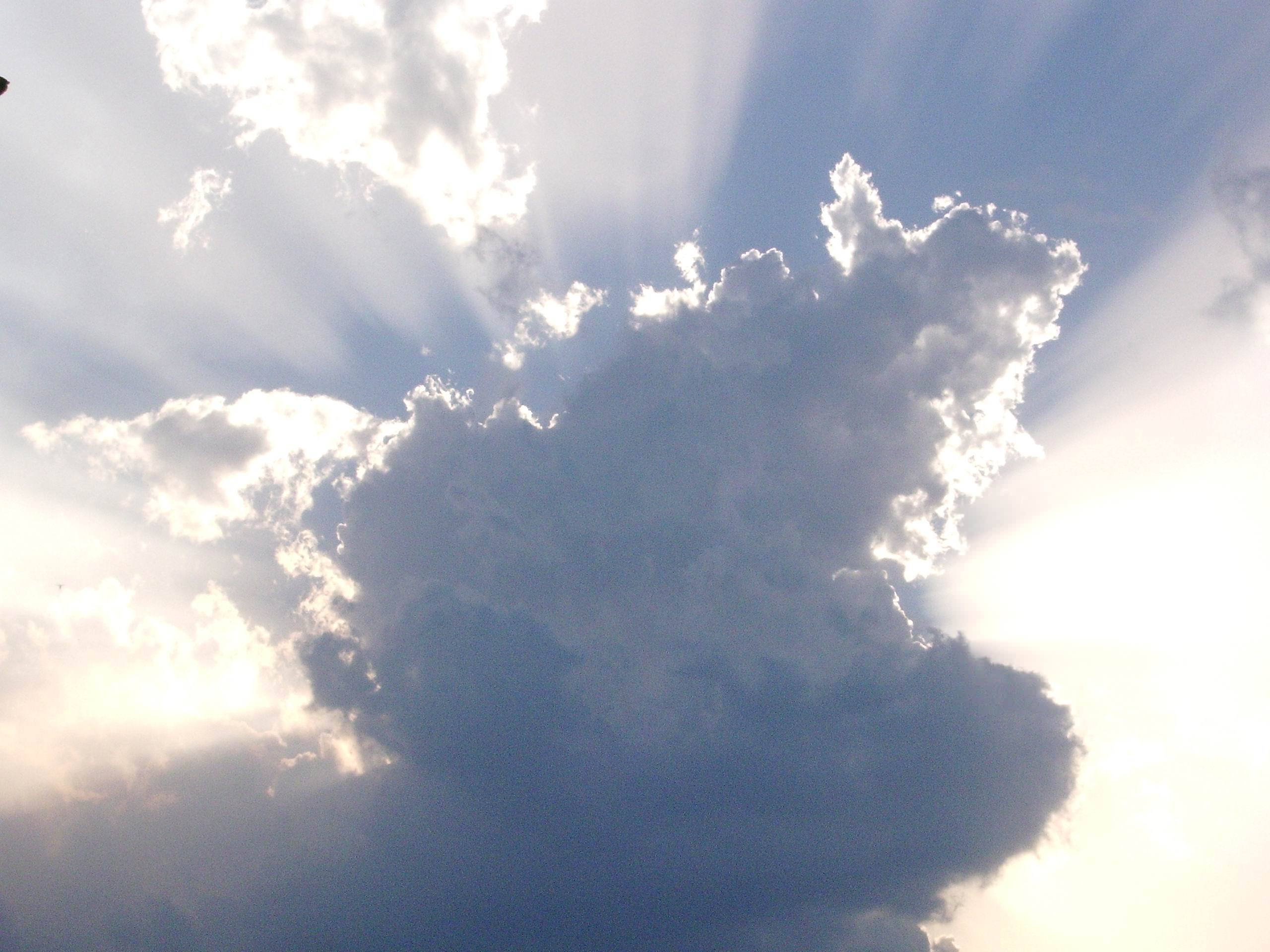 Ciel et Nuages Il y a comme Soleil sous Nuage