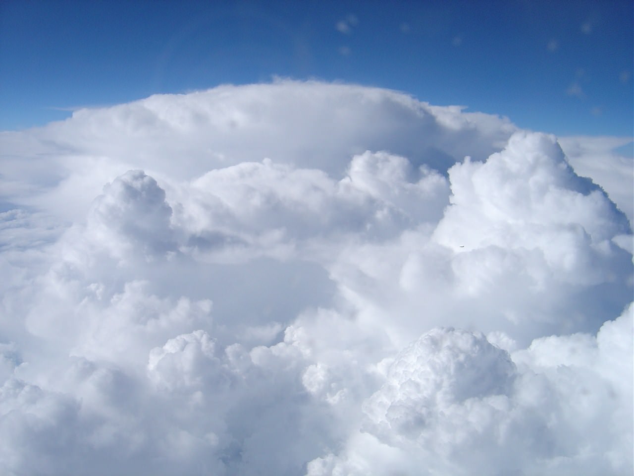 Ciel et Nuages Escorté par un (petit!!) avion ds les nuages