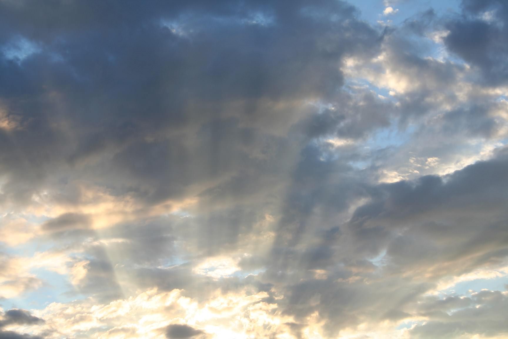 Ciel et Nuages soleil couchant un soir d'été