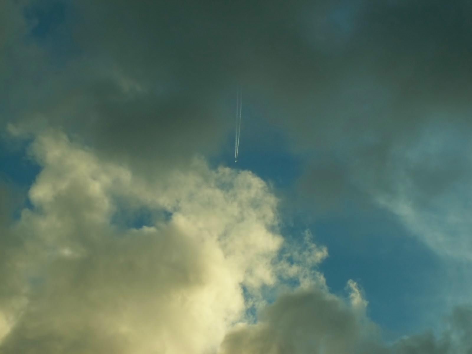 Ciel et Nuages avion et sa traine